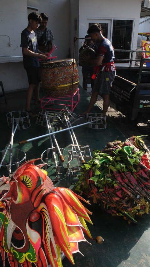 Suasana latihan barongsai dan liong naga yang diadakan Sanggar Shen Lung Jakarta di kawasan Jatinegara, Jakarta, Kamis (8/2/2024).