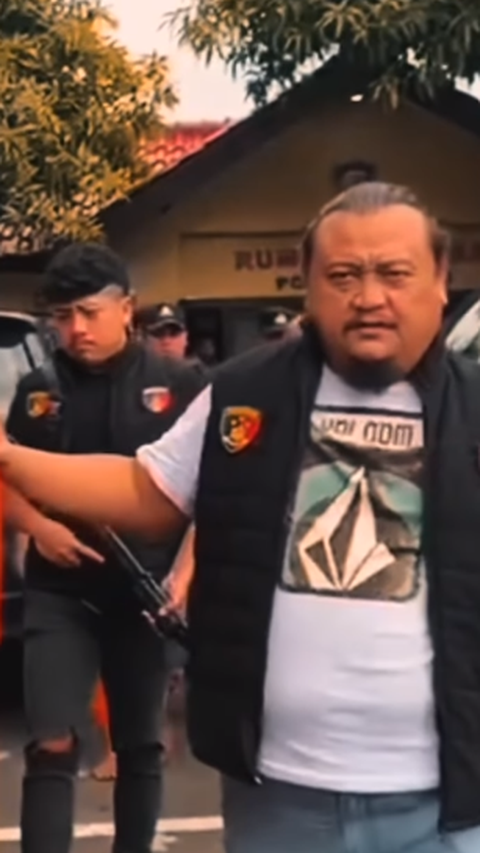 Rambut Gondrong dan Berbadan Gempal, Potret Gagah Aiptu Tito Pakai Seragam Polisi dan Baret Merah 