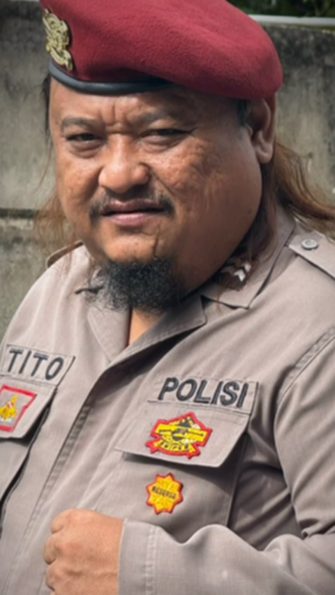 Rambut Gondrong dan Berbadan Gempal, Potret Gagah Aiptu Tito Pakai Seragam Polisi dan Baret Merah