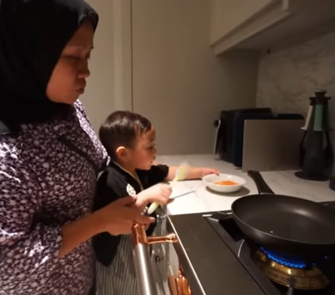 Lucunya Rayyanza Sibuk Bikin Sushi Untuk Gempi & Ameena, Akhirnya Malah Habis Dimakan Sendiri