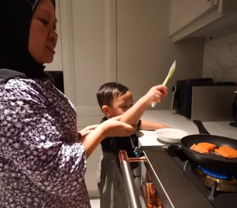 Lucunya Rayyanza Sibuk Bikin Sushi Untuk Gempi & Ameena, Akhirnya Malah Habis Dimakan Sendiri