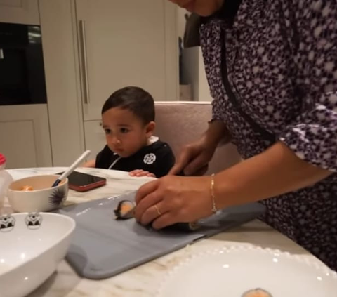 Lucunya Rayyanza Sibuk Bikin Sushi Untuk Gempi & Ameena, Akhirnya Malah Habis Dimakan Sendiri