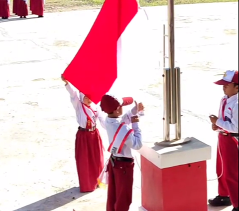 Sukses Kibarkan Bendera Merah Putih saat Upacara Berlangsung, Aksi Bocah SD Ini Banjir Pujian