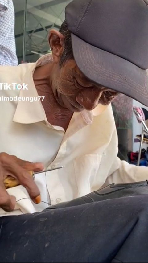 Sosok Kakek Tukang Sol Sepatu yang Viral Ini Dapat Bantuan Uang Rp30 Juta Lebih dari Warganet, Bikin Haru<br>
