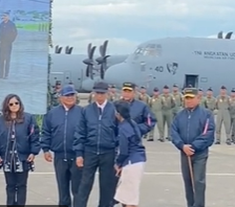 Sebuah video saat Presiden Jokowi didampingi para pejabat tinggi negara usai serah terima Pesawat C-130J-30 Super Hercules untuk TNI AU tiba-tiba didekati oleh seorang wanita viral dan mendapat banyak sorotan.