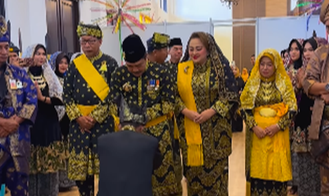 Momen Wakapolri Komjen Agus & Istri Pakai Busana Adat Terima Gelar Kehormatan, Kini Sah Dipanggil Datuk