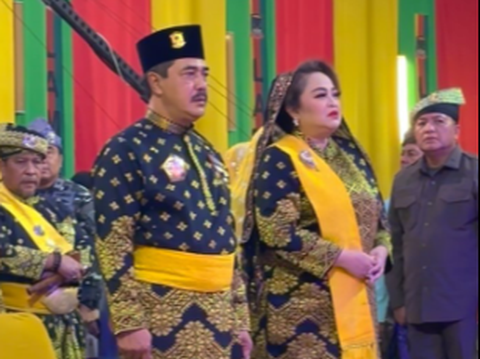 Momen Wakapolri Komjen Agus & Istri Pakai Busana Adat Terima Gelar Kehormatan, Kini Sah Dipanggil Datuk