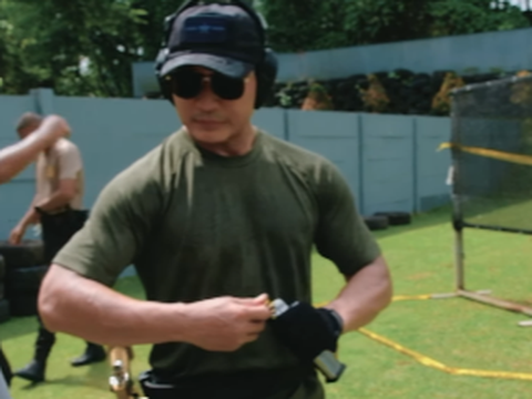 Jenderal Bintang Satu Polri Tenteng Senjata Latihan Menembak Bak di Film Aksi, Beri Pesan soal Tantangan