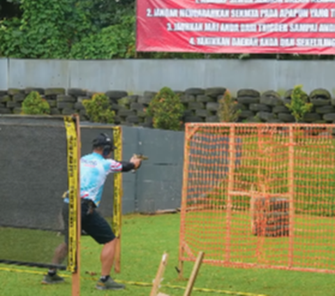 Jenderal Bintang Satu Polri Tenteng Senjata Latihan Menembak Bak di Film Aksi, Beri Pesan soal Tantangan