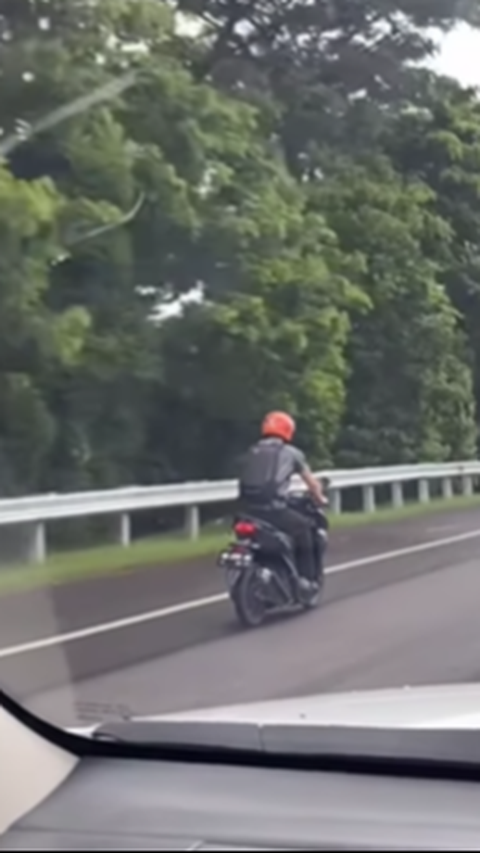 Aksi Bule Pede Masuk Jalan Tol Kendarai Motor Ramai Disorot Warganet 'Pasti Pakai Google Maps'