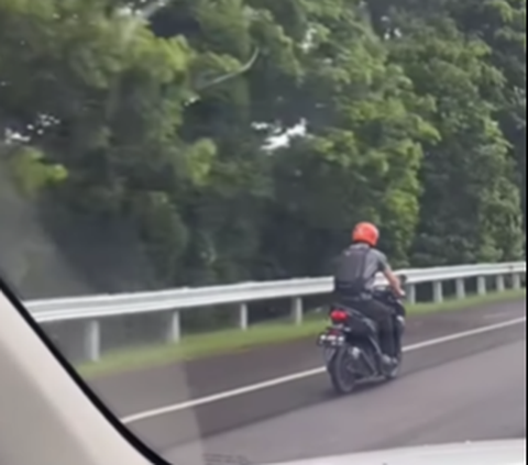 Aksi Bule Pede Masuk Jalan Tol Kendarai Motor Ramai Disorot Warganet 'Pasti Pakai Google Maps'