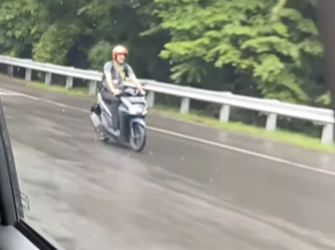 Aksi Bule Pede Masuk Jalan Tol Kendarai Motor Ramai Disorot Warganet 'Pasti Pakai Google Maps'