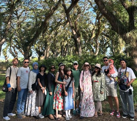 Previously Neglected! 10 Photos of Ayu Ting Ting Allegedly Vacationing with Wealthy Future In-Laws