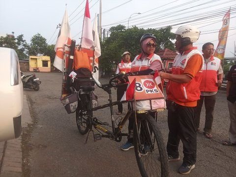 Story of Husband and Wife Riding Bicycles from Yogyakarta to Attend AMIN Campaign at JIS
