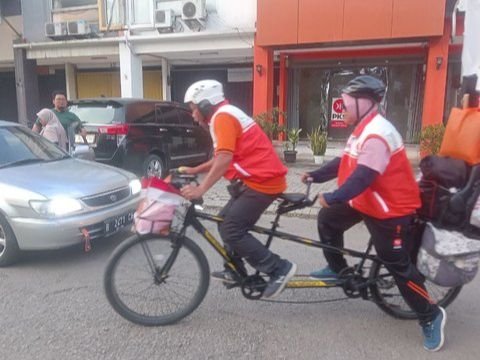 Story of Husband and Wife Riding Bicycles from Yogyakarta to Attend AMIN Campaign at JIS