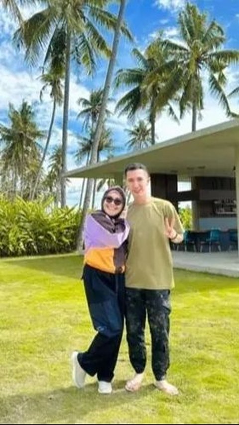 Umi Kalsum also managed to take a photo with her future son-in-law, Fardana.