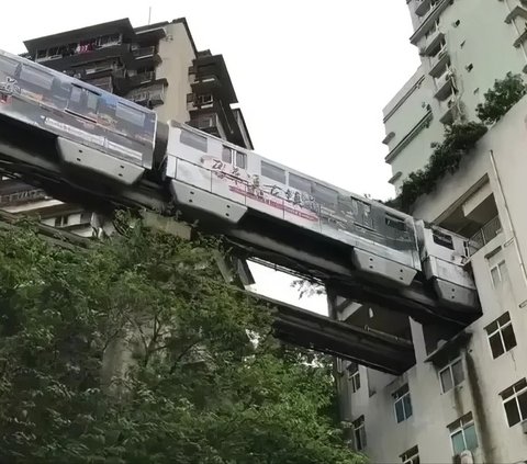 The Most Futuristic Cityscape in the World that is Amazing, There is a Train Splitting a Building to a Flying Bus