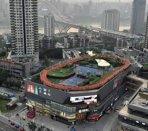 The Most Futuristic Cityscape in the World that is Amazing, There is a Train Splitting a Building to a Flying Bus