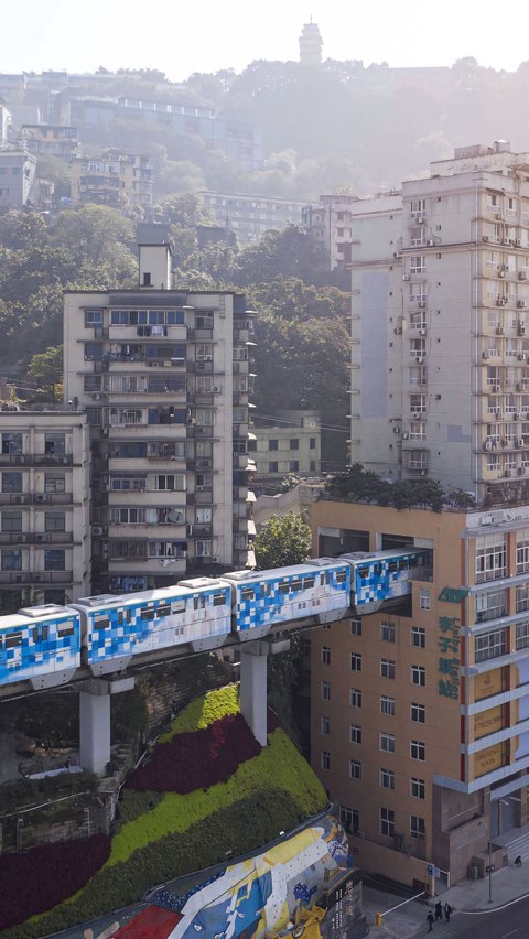 The Most Futuristic Cityscape in the World that is Amazing, There is a Train Splitting a Building to a Flying Bus