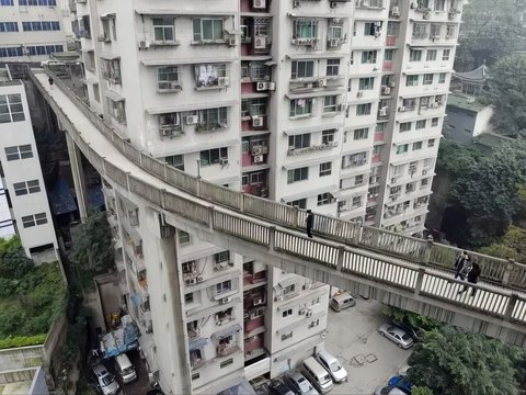 The Most Futuristic Cityscape in the World that is Amazing, There is a Train Splitting a Building to a Flying Bus