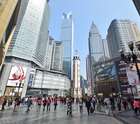 The Most Futuristic Cityscape in the World that is Amazing, There is a Train Splitting a Building to a Flying Bus