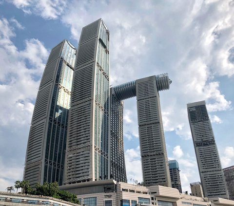 The Most Futuristic Cityscape in the World that is Amazing, There is a Train Splitting a Building to a Flying Bus