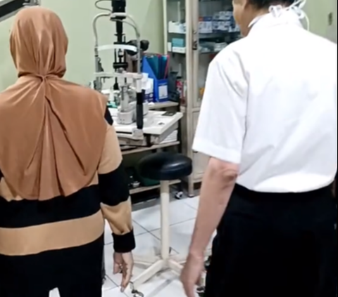 Wanita Ini Tetap Ikut Antrean Berobat Meski Suaminya Dokter, Sikapnya Banjir Pujian