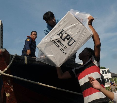 Komisi Pemilihan Umum (KPU) mendistribusikan logistik Pemilu 2024 menuju ke Kabupaten Kepulauan Seribu. Sebanyak 22.515 surat suara dan 320 kotak suara mulai diberangkatkan dari Dermaga 1 Marina Ancol, Jakarta, Jumat (9/2/2024). Foto: Merdeka.com/Imam Buhori