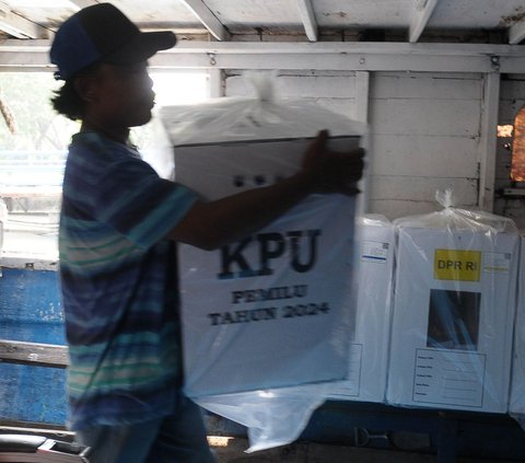 FOTO: Logistik Pemilu 2024 Mulai Didistribusikan ke Kepulauan Seribu