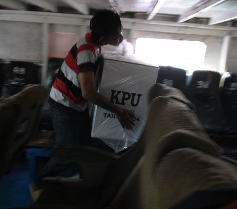 FOTO: Logistik Pemilu 2024 Mulai Didistribusikan ke Kepulauan Seribu