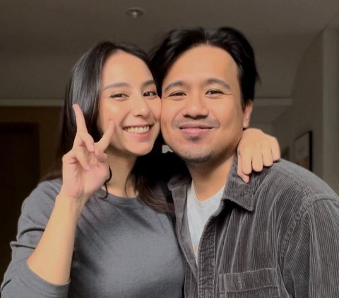 8 Adorable Photos of Clairine Clay and Joshua Announcing the Pregnancy of Their First Child, Special Lunar New Year Gift