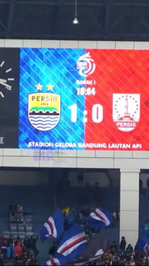 Tidak Lupa Beribadah, Babak Pertama Nonton Bola Persib VS Persis Solo, Bobotoh Laksanakan Salat Terlebih Dulu <br>