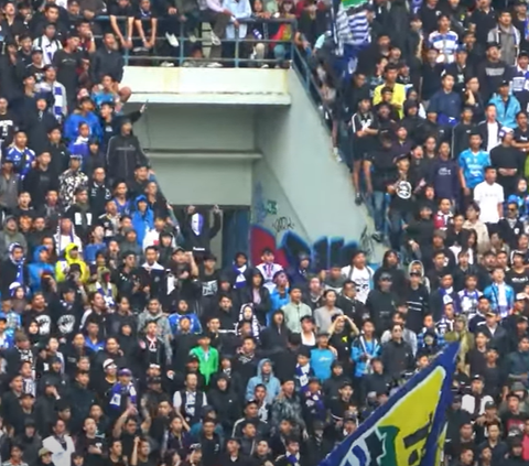 Tidak Lupa Beribadah, Babak Pertama Nonton Bola Persib VS Persis Solo, Bobotoh Laksanakan Salat Terlebih Dulu