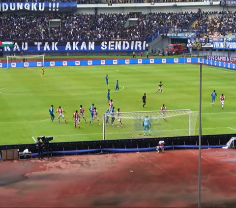 Tidak Lupa Beribadah, Babak Pertama Nonton Bola Persib VS Persis Solo, Bobotoh Laksanakan Salat Terlebih Dulu