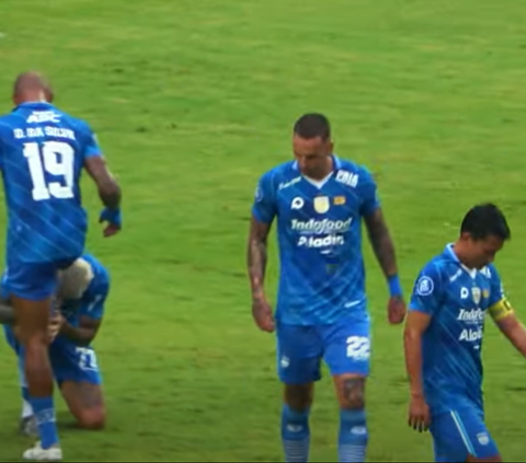 Tidak Lupa Beribadah, Babak Pertama Nonton Bola Persib VS Persis Solo, Bobotoh Laksanakan Salat Terlebih Dulu