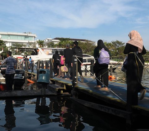 Wisatawan berjalan menuju kapal penyeberangan ke Kepulauan Seribu di Dermaga Marina Ancol, Jakarta, Jumat (9/2/2024). Libur panjang perayaan Tahun Baru Imlek 2024 dimanfaatkan sejumlah turis lokal dan mancanegara untuk  untuk berwisata ke Kepulauan Seribu. Merdeka.com/Imam Buhori<br>