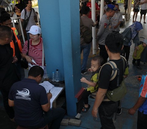 FOTO: Libur Panjang Imlek 2024, Wisatawan Serbu Kepulauan Seribu