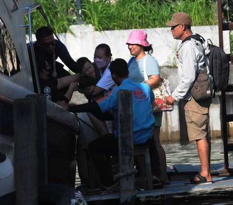 FOTO: Libur Panjang Imlek 2024, Wisatawan Serbu Kepulauan Seribu
