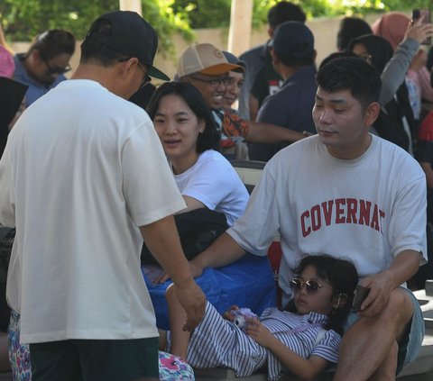 FOTO: Libur Panjang Imlek 2024, Wisatawan Serbu Kepulauan Seribu