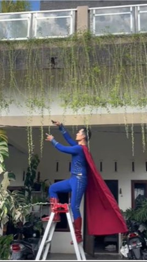 Sering Diprotes Istri Pakai Singlet dan Kolor Jelek, Pria ini Langsung Cosplay jadi Superhero