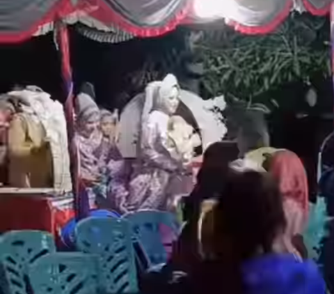 Viral Gorontalo Bride Left by Husband During Reception, Sad Sitting Alone on the Bridal Chair