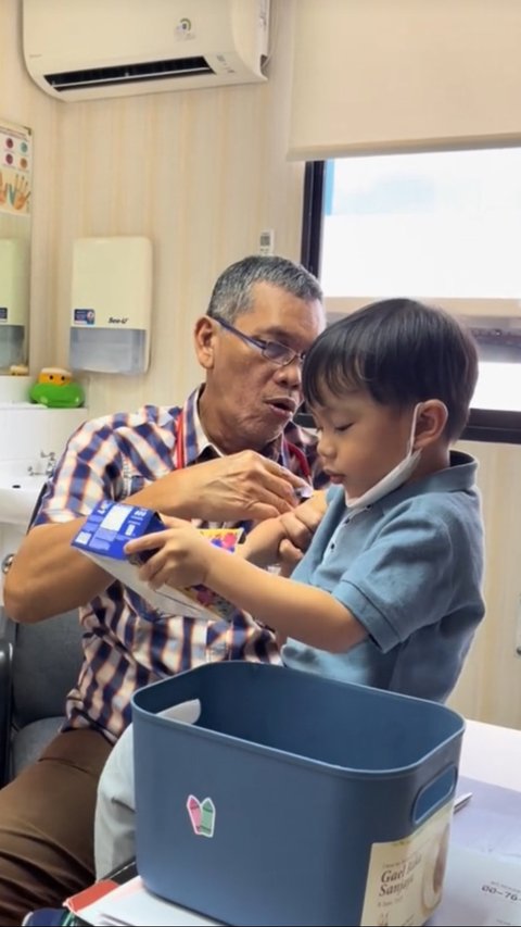 Terapkan Metode Distraksi, Cara Dokter Buat Anak Tak Trauma saat Suntik Vaksin Ini Bikin Kagum