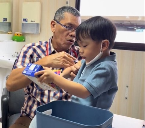 Terapkan Metode Distraksi, Cara Dokter Buat Anak Tak Trauma saat Suntik Vaksin Ini Bikin Kagum