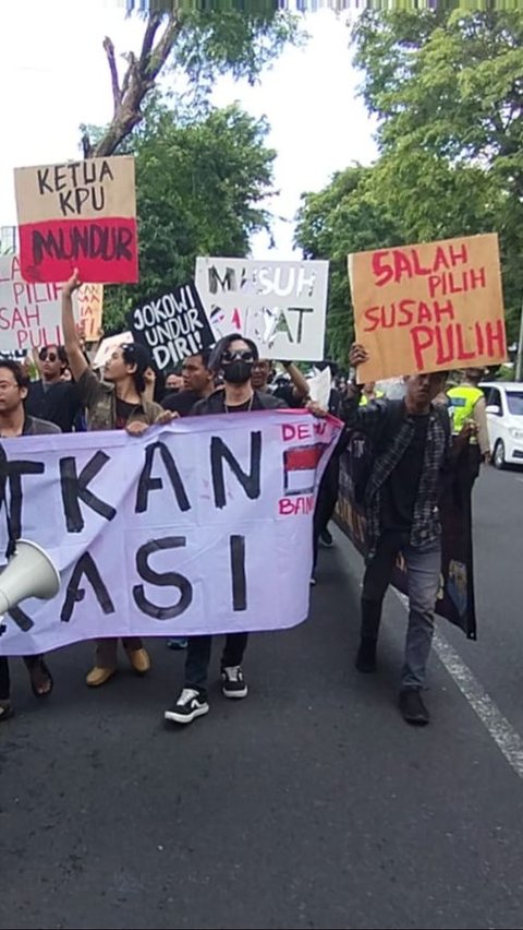 Mahasiswa di Bali Tuntut Ketua KPU RI Hasyim Asy'ari Mundur