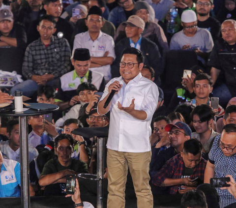 Cawapres Cak Imin membuka pidato dengan mengajak simpatisan mendendangkan selawat. Dalam doanya, AMIN meneriakkan bahwa Indonesia bukan milik oligarki dan Jokowi.