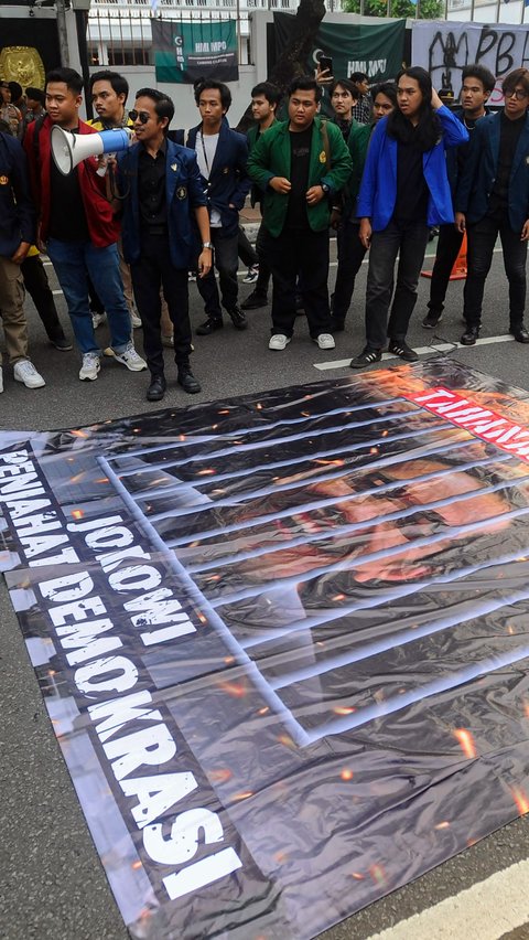 Di depan KPU, mahasiswa membentangkan sejumlah spanduk bergambar wajah Presiden Joko Widodo atau Jokowi dengan ekspresi tertawa di balik jeruji besi. Merdeka.com/Arie Basuki