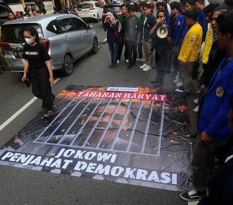 FOTO: Geruduk KPU, Massa BEM SI Bentangkan Spanduk 'Jokowi Penjahat Demokrasi'