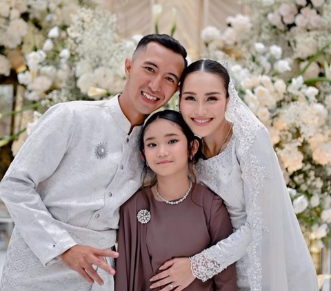 12 Potret Pertunangan Ayu Ting Ting, Cantik Pakai Gaun Putih & Calon Suaminya Bikin Salfok Ganteng Banget