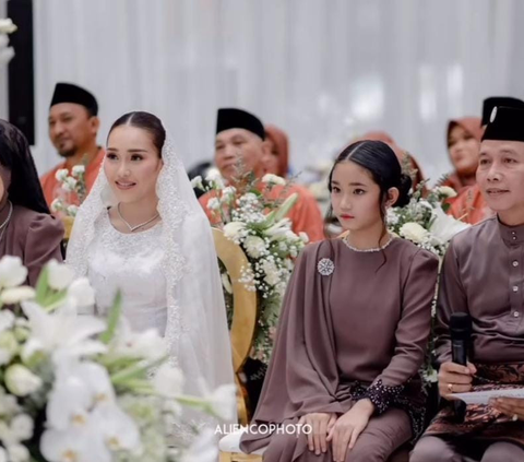 12 Potret Pertunangan Ayu Ting Ting, Cantik Pakai Gaun Putih & Calon Suaminya Bikin Salfok Ganteng Banget