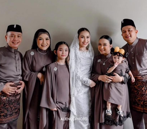 12 Potret Pertunangan Ayu Ting Ting, Cantik Pakai Gaun Putih & Calon Suaminya Bikin Salfok Ganteng Banget